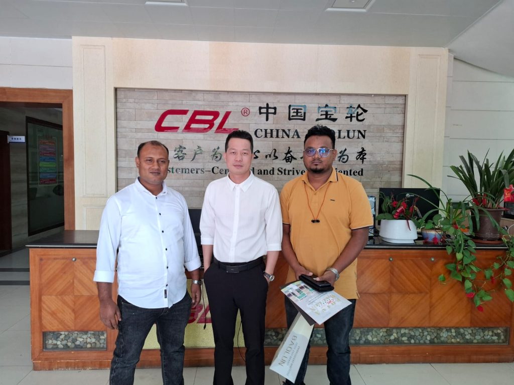 elius-mia-abroad-5565